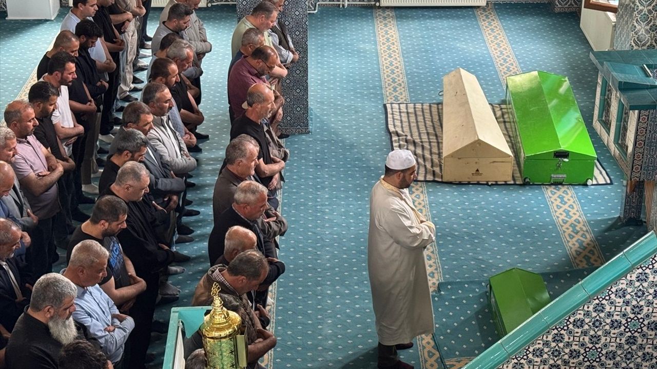 Van'da Ailevi Tragedi: Kazada Hayatını Kaybedenler Toprağa Verildi