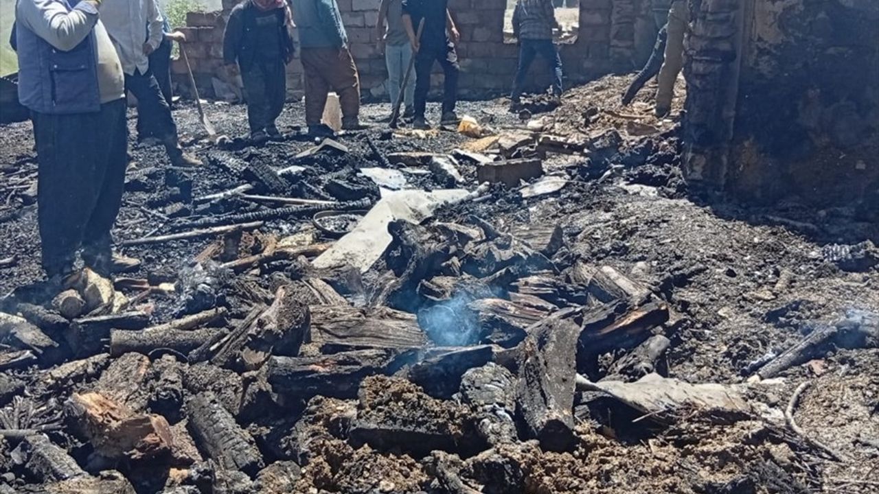 Van'da Evde Yangın: 14 Yaşındaki Çocuk Hayatını Kaybetti