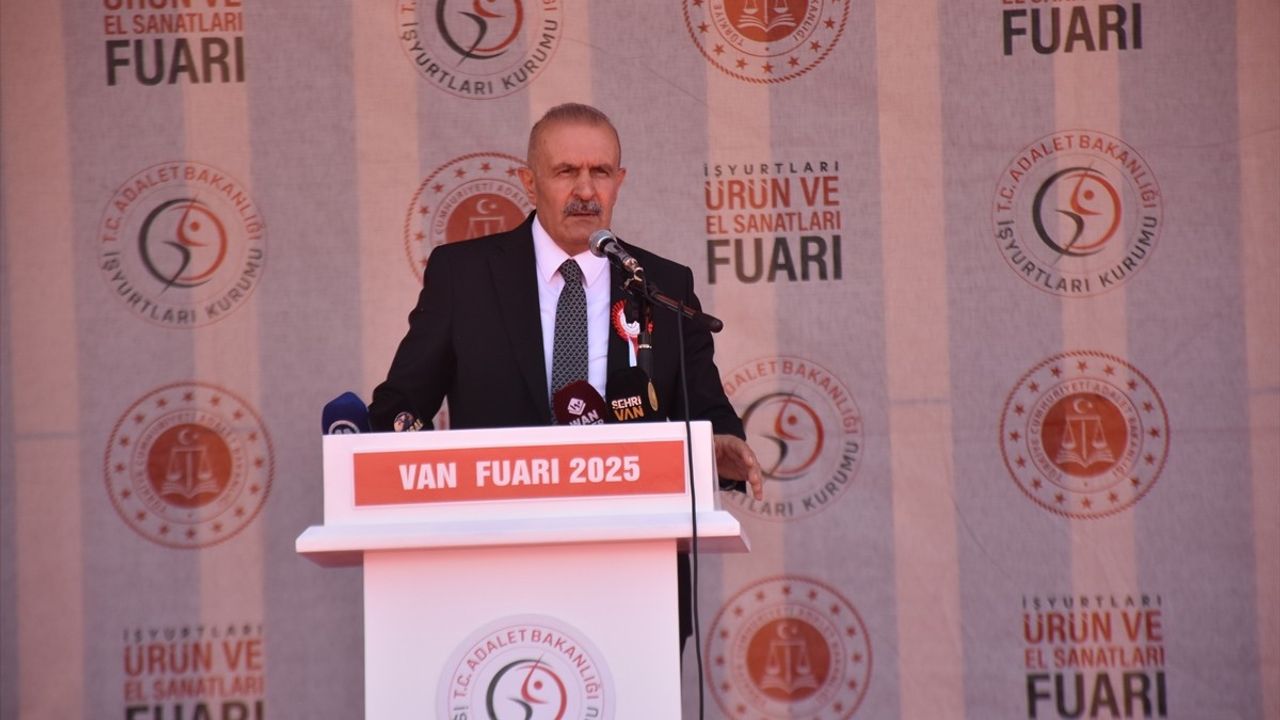 Van'da İşyurtları Ürün ve El Sanatları Fuarı Açıldı