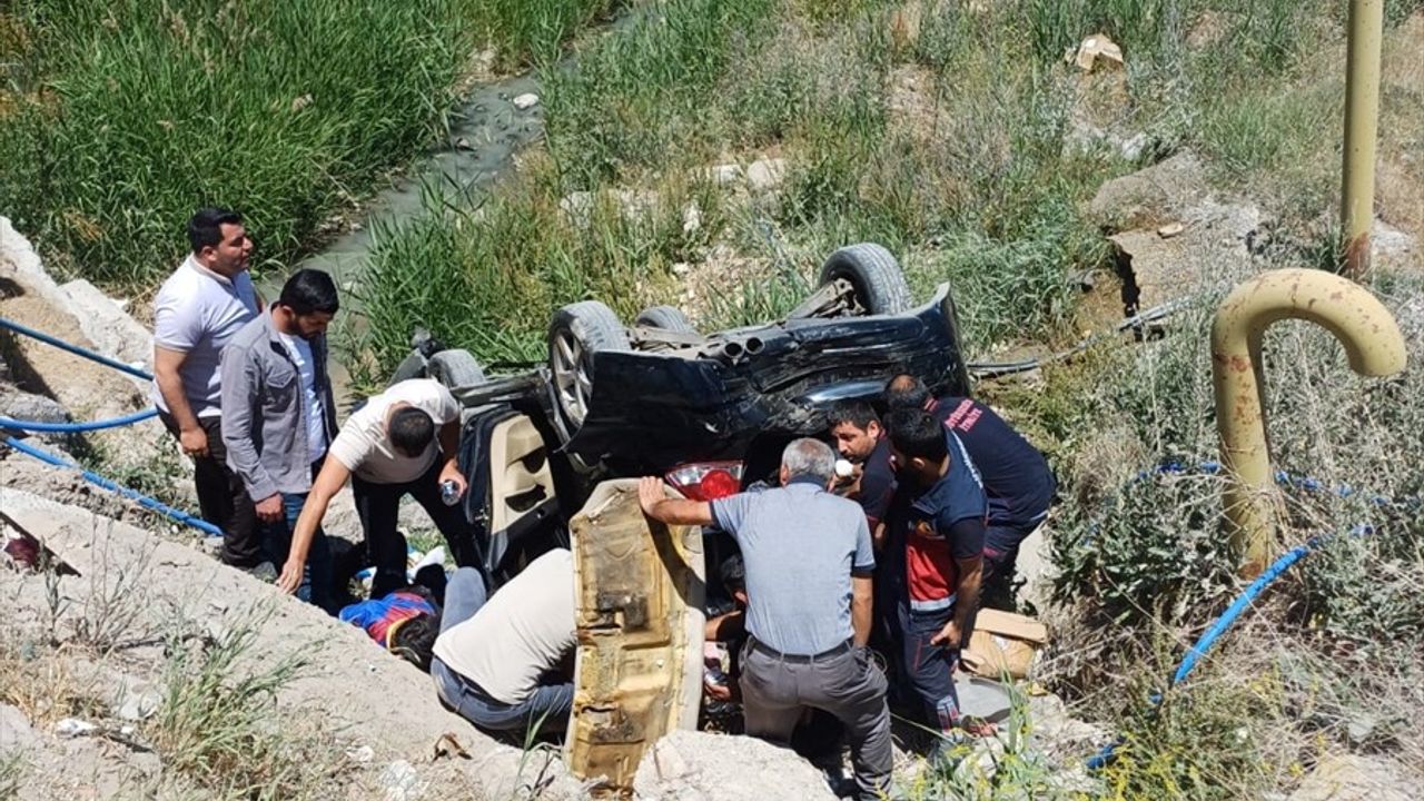 Van'da Kaza: Otomobil Kanalına Düştü, 5 Yaralı