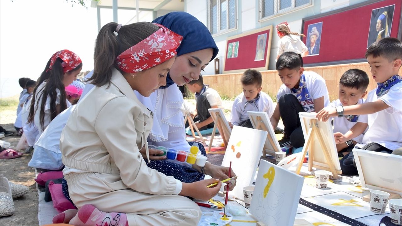Van'da Sanat Dolu Gün: Pınar Dereli Öğrencileri Sanatla Buluşturdu