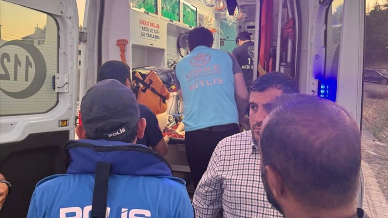 Van Gölü'nde Gencin Kurtarılması: Polisi Ve Sağlık Ekipleri Hızla Müdahale Etti