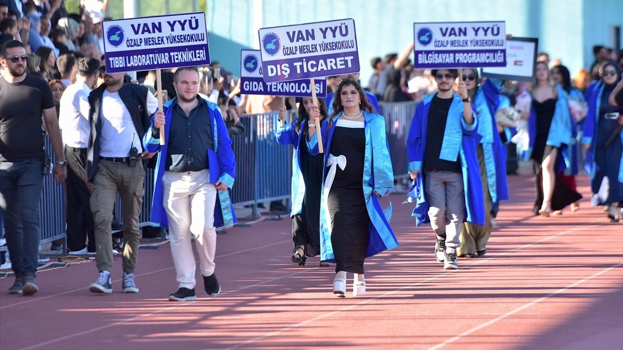 Van Yüzüncü Yıl Üniversitesi Mezuniyet Törünü Coşkuyla Kutladı