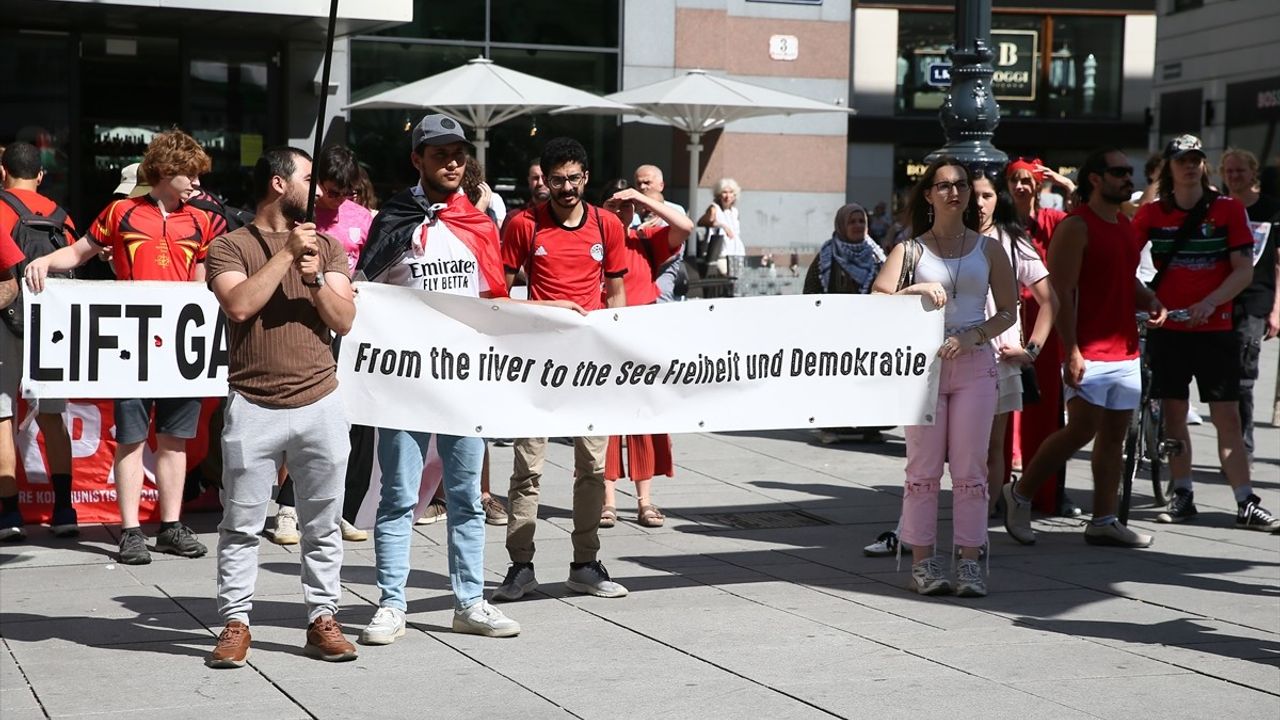 Viyana'da Filistin Destekçileri İsrail'i Protesto Etti