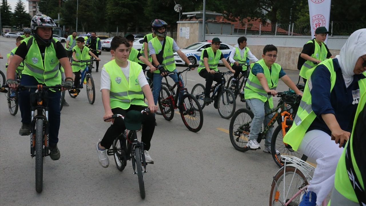 Yeşilay'dan Yeşilay Bisiklet Turu: Sağlıklı Nesiller İçin Pedal Çevirildi