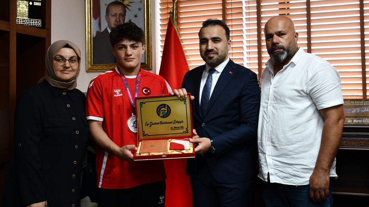 Yusuf Yaser Aksu, Avrupa 15 Yaş Altı Güreş Şampiyonu Olarak Samsun'da Karşılandı