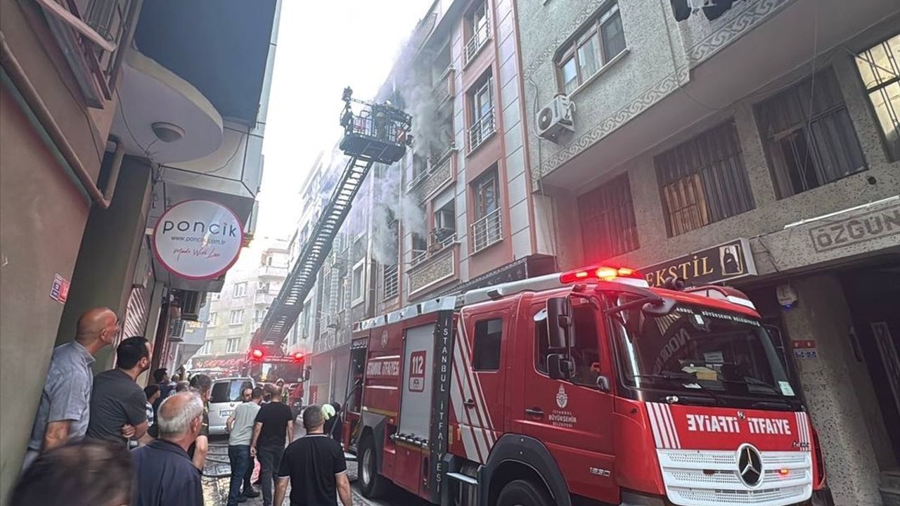 Zeytinburnu Yangınında Balkondan Atlayan Çocuk Yaralandı