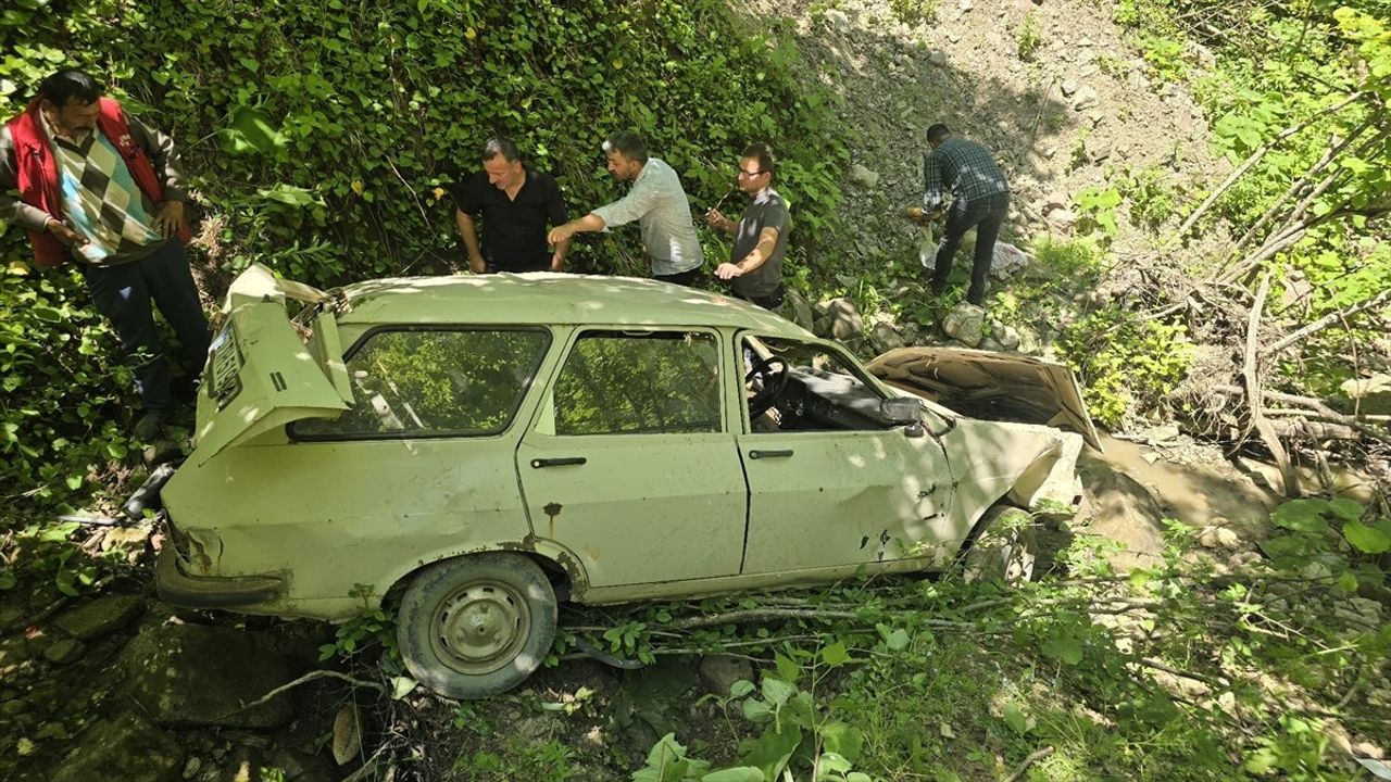 Zonguldak'ta Otomobil Şarampole Devrildi, 3 Yaralı
