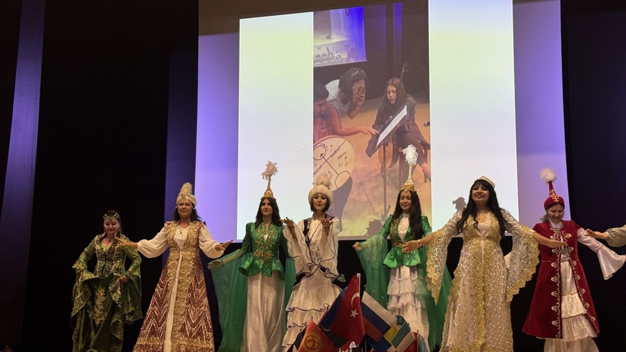 1. Uluslararası Kültür Bağları Halk Oyunları Gösterisi Üsküdar'da
