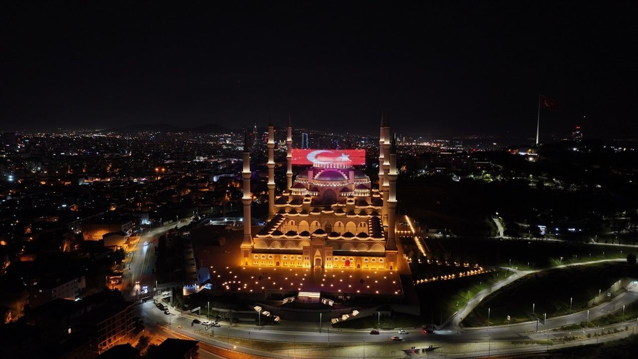 15 Temmuz'un 9. Yıldönümünde İstanbul Camilerinde Sela Okundu