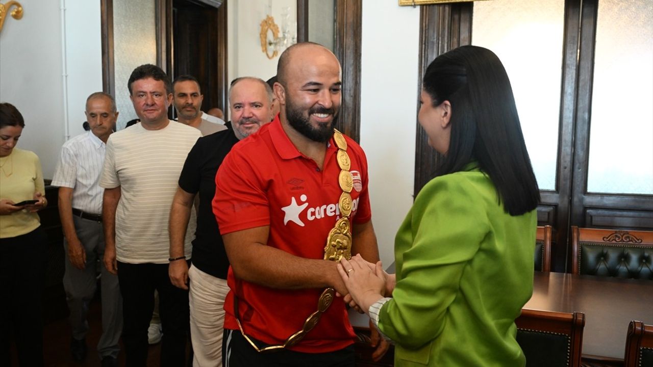 664. Kırkpınar Yağlı Güreşleri Başpehlivanı Orhan Okulu Antalya'ya Döndü