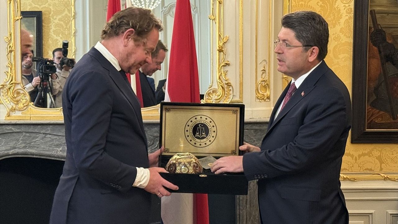 Adalet Bakanı Tunç Hollanda'da Tarihi Eser İadesi Konusunu Görüştü