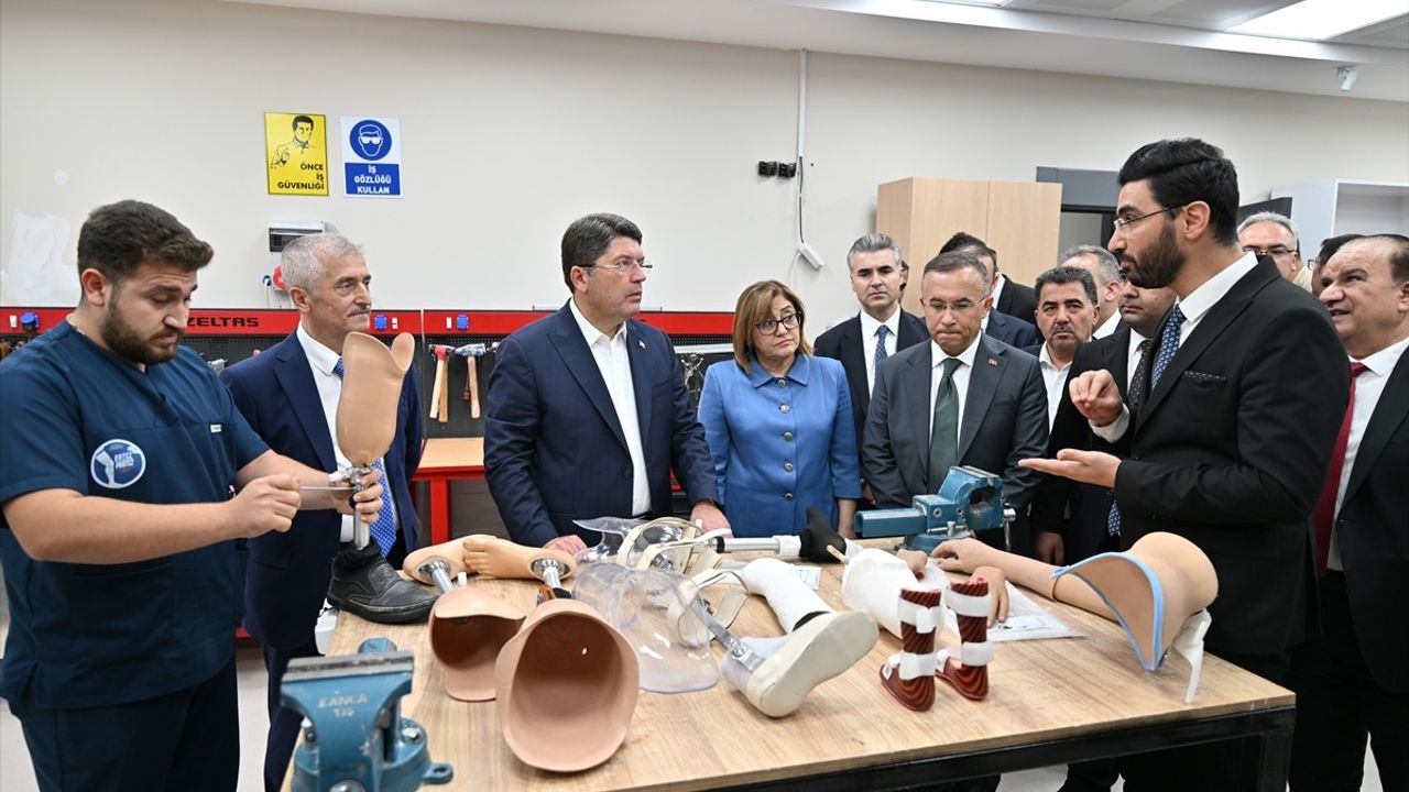 Adalet Bakanı Yılmaz Tunç Gaziantep'te Ziyaretlerde Bulundu