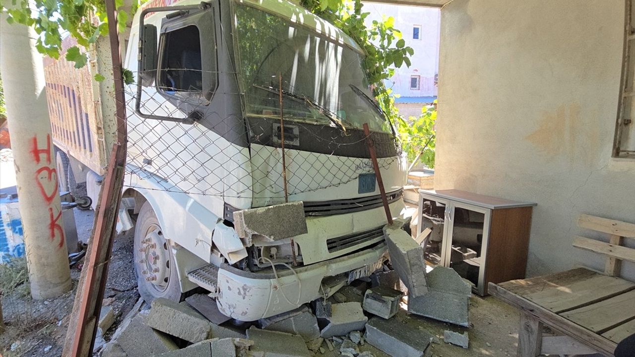 Adana'da Kamyon Fren Arızası Kazası