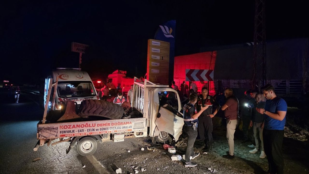 Adana'da Kamyonet ve Taksinin Çarpıştığı Kaza: 4 Yaralı