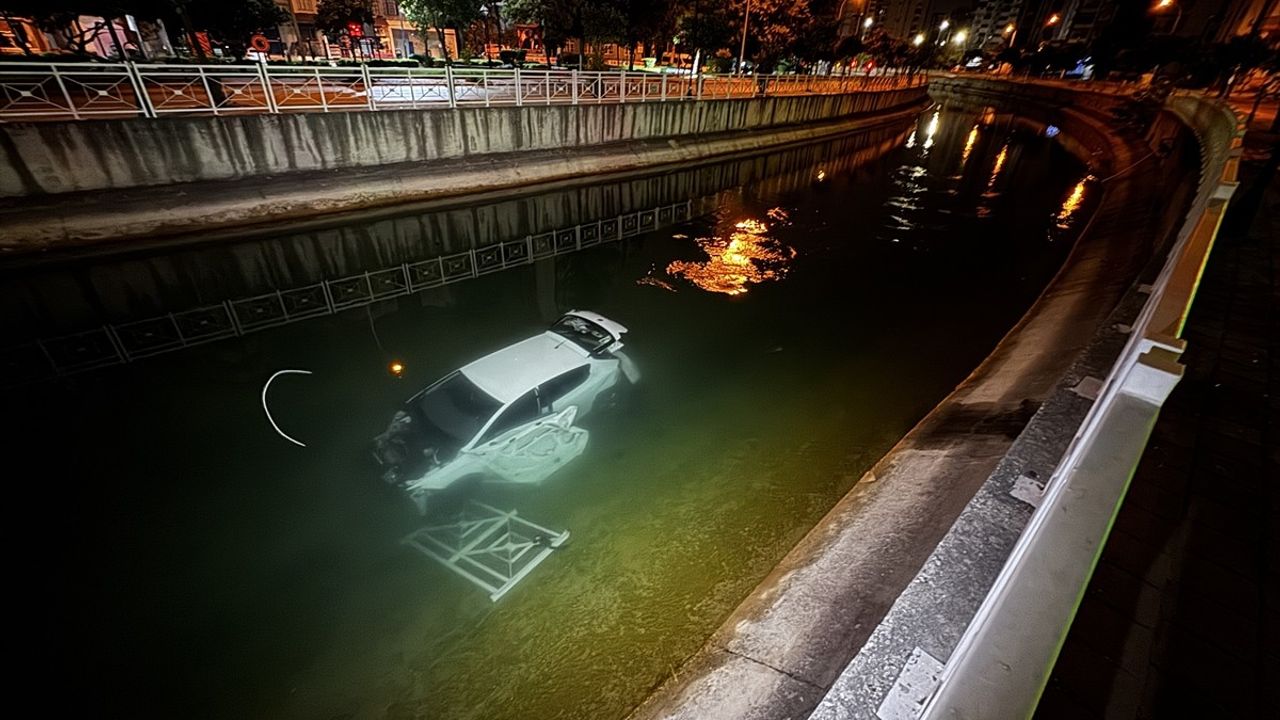 Adana'da Sulama Kanalına Devrilen Araçta 3 Yaralı