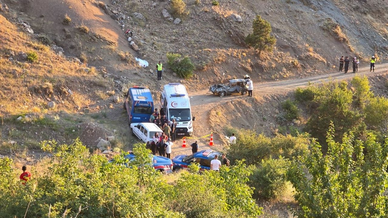 Adana'da Uçuruma Yuvarlanan Otomobil: 1 Ölü, 7 Yaralı