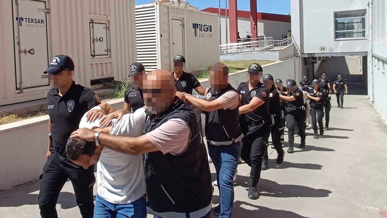 Adana'da Uyuşturucu Operasyonu: 30 Zanlıdan 16'sı Tutuklandı