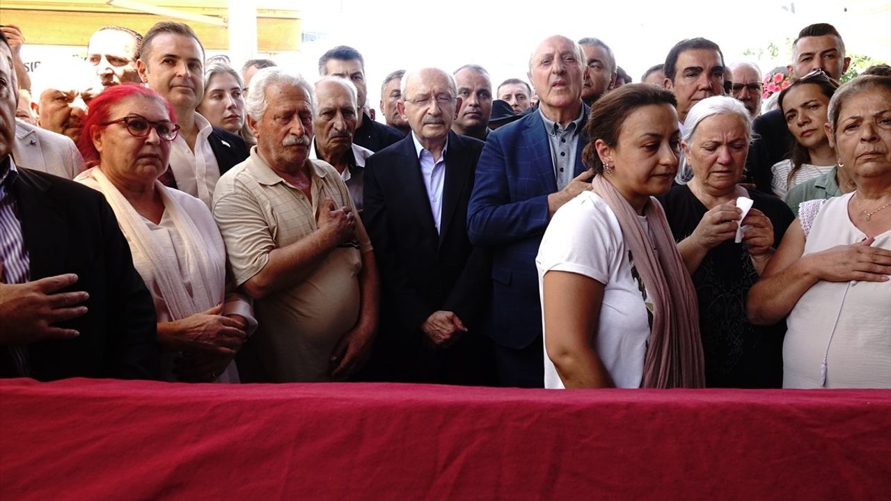 Adil Kılıçdaroğlu'nun Cenazesi Toprağa Verildi