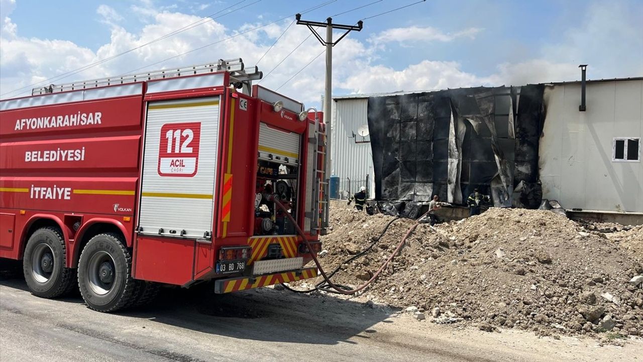 Afyonkarahisar'da Dorse İmalat Atölyesinde Yangın Söndürüldü