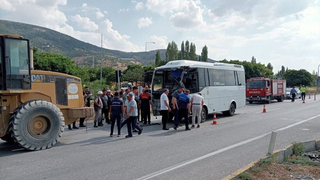 Afyonkarahisar'da Otobüs ve Kamyon Çarpıştı, 7 Yaralı