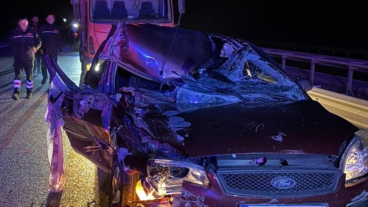 Afyonkarahisar'da Otomobil ve Tır Çarpıştı: 4 Yaralı