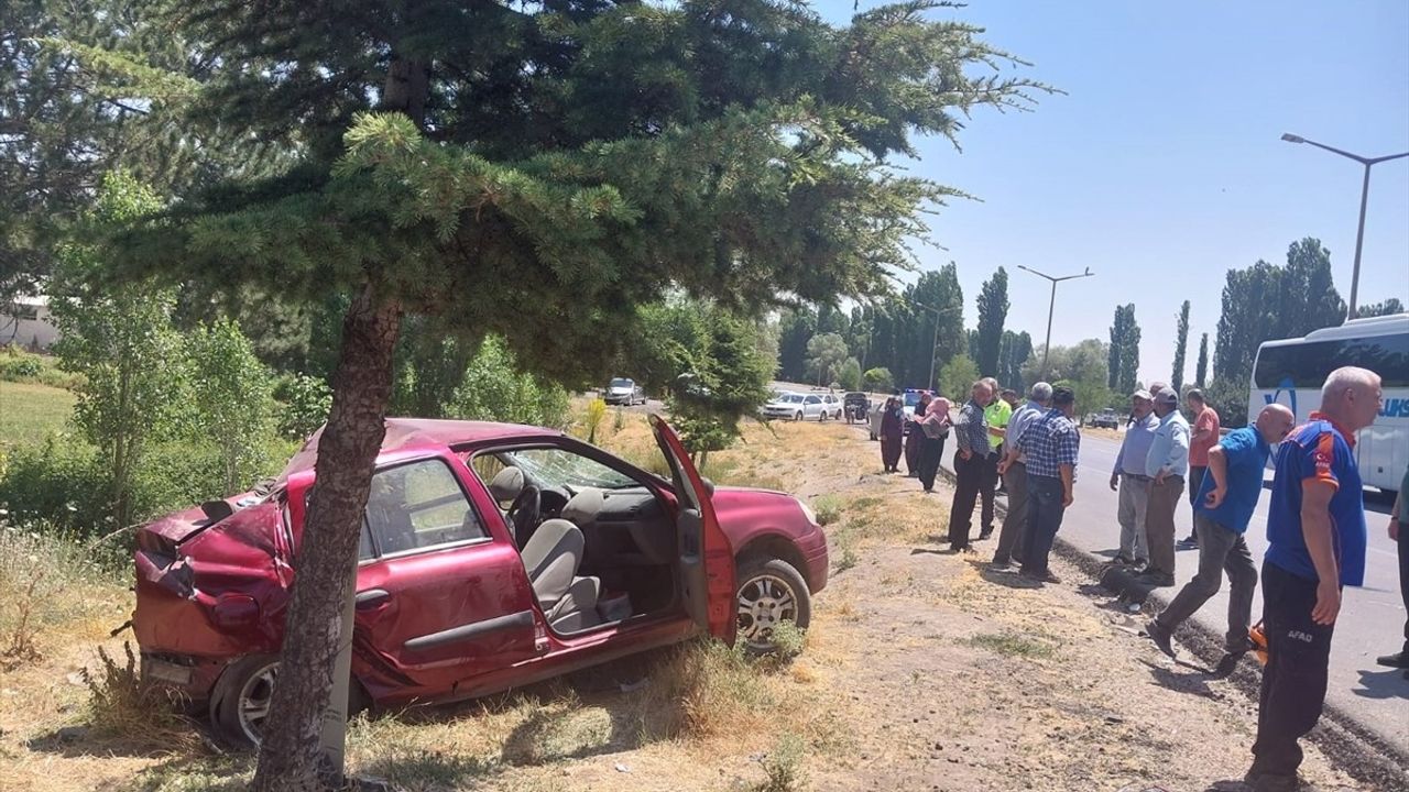 Afyonkarahisar'da Tır ile Otomobil Çarpıştı: 1 Ölü, 5 Yaralı