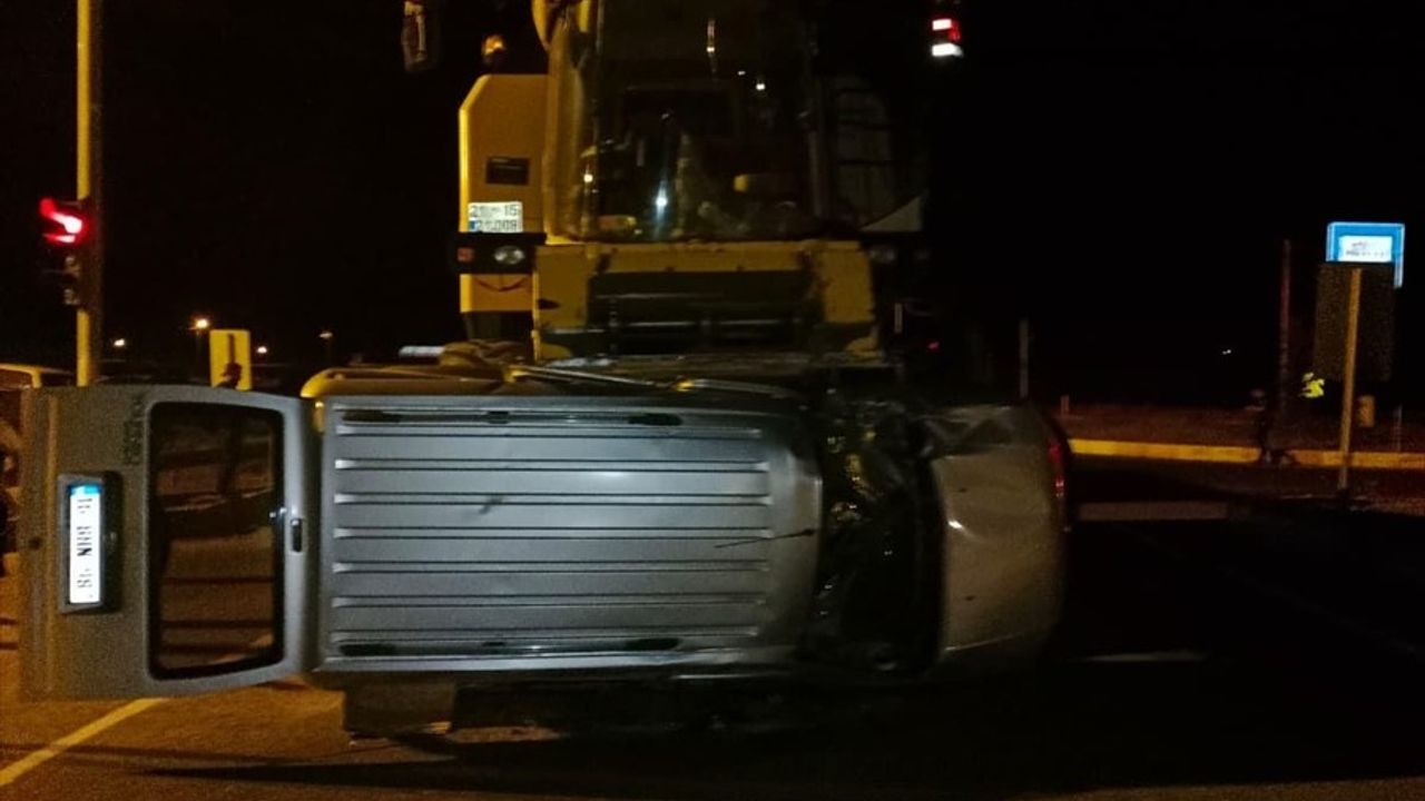 Ağrı'da Kamyonet ile Biçerdöver Çarpışması: 2 Yaralı