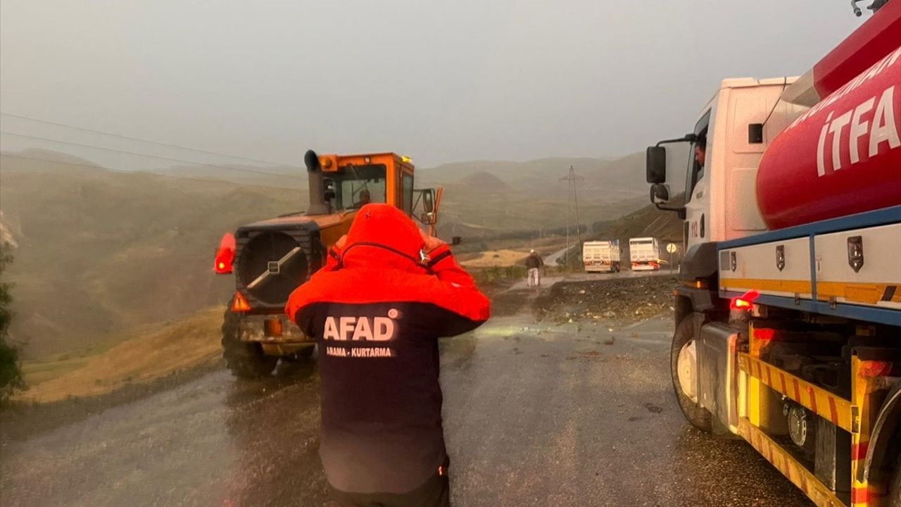 Ağrı-Kağızman Kara Yolu Heyelan Nedeniyle Trafiğe Kapatıldı