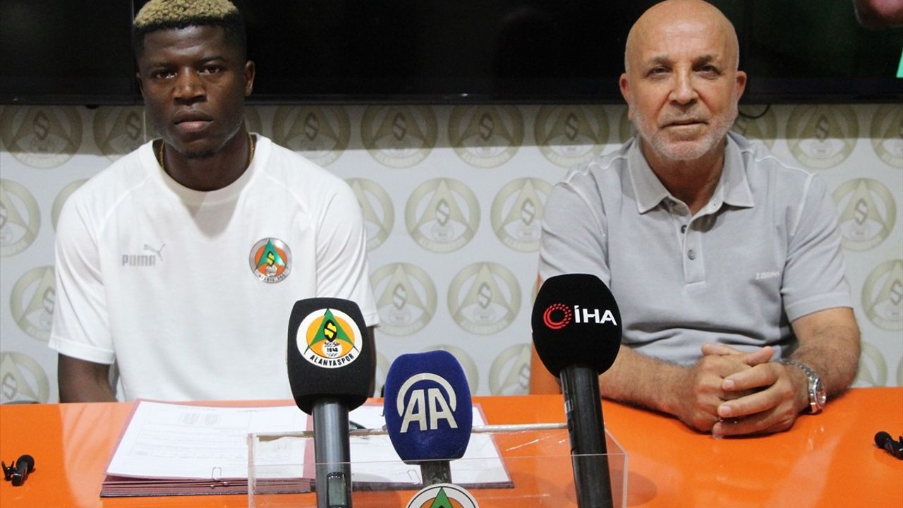 Alanyaspor'dan Maestro Transferi: 4 Yıllık İmzalar Atıldı