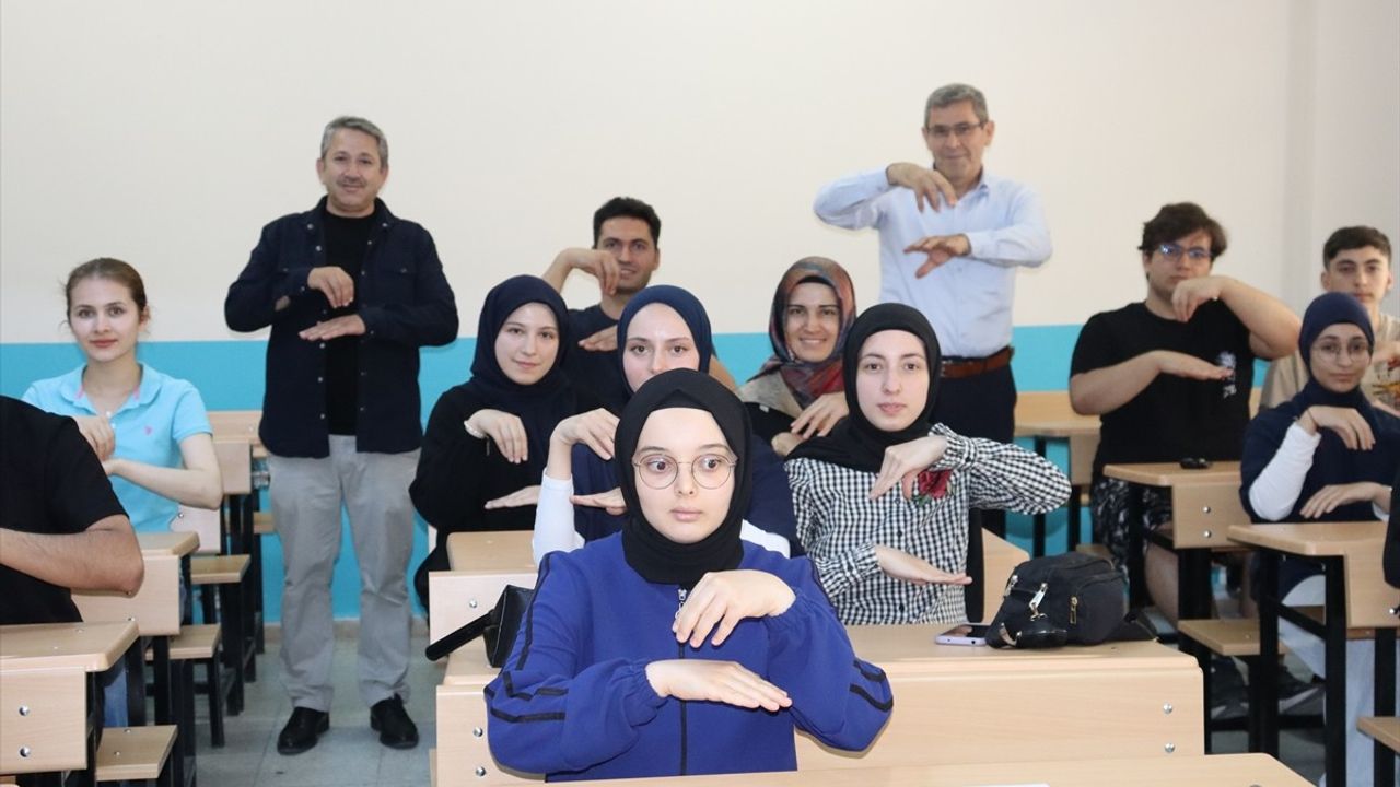 Amasya'da İşaret Dili Kursu: Kamyon Arkası Yazılarıyla Öğrenme Yöntemi