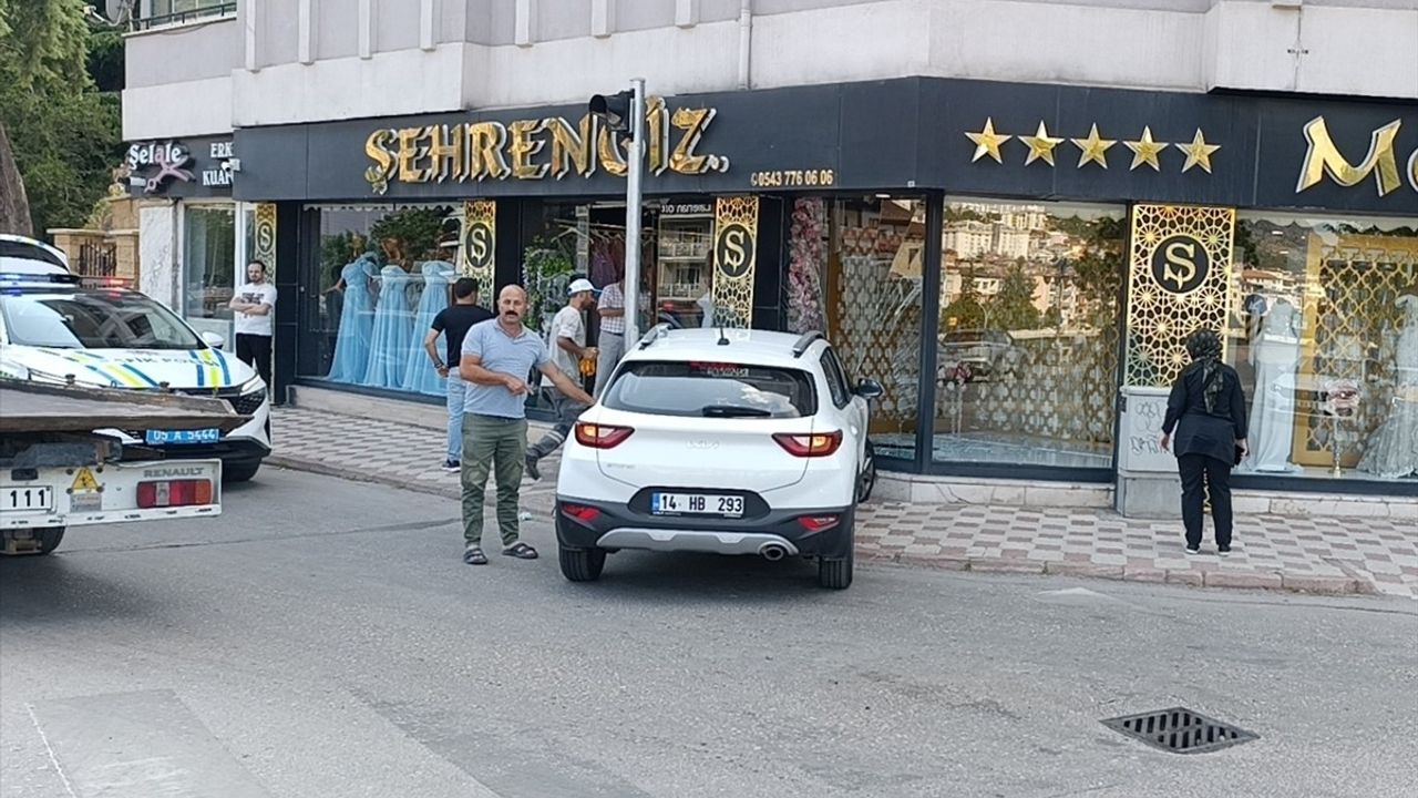 Amasya'da Otomobil Kazası: Vitrin Camına Çarpan Araç Güvenlik Kamerasında