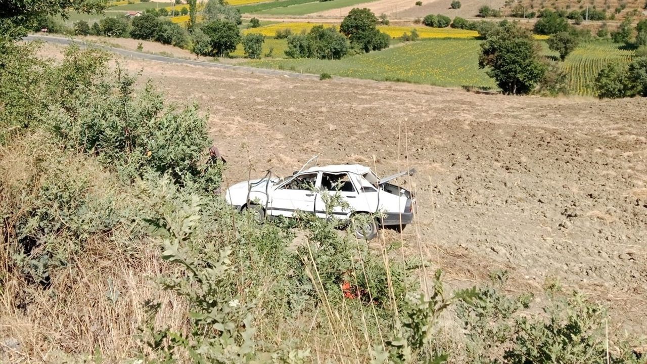 Amasya'da Şarampole Devrilen Otomobilin Sürücüsü ve Yolcuları Yaralandı