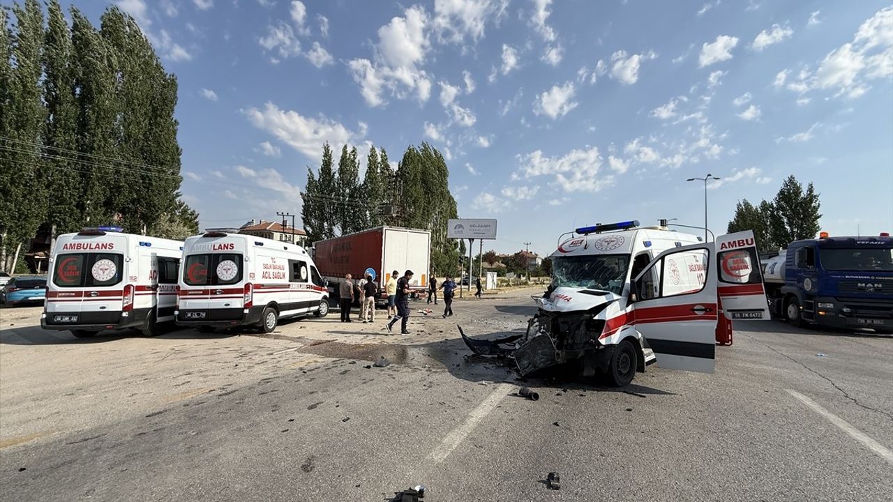 Ambulans ile Tır Çarpıştı, 5 Yaralı