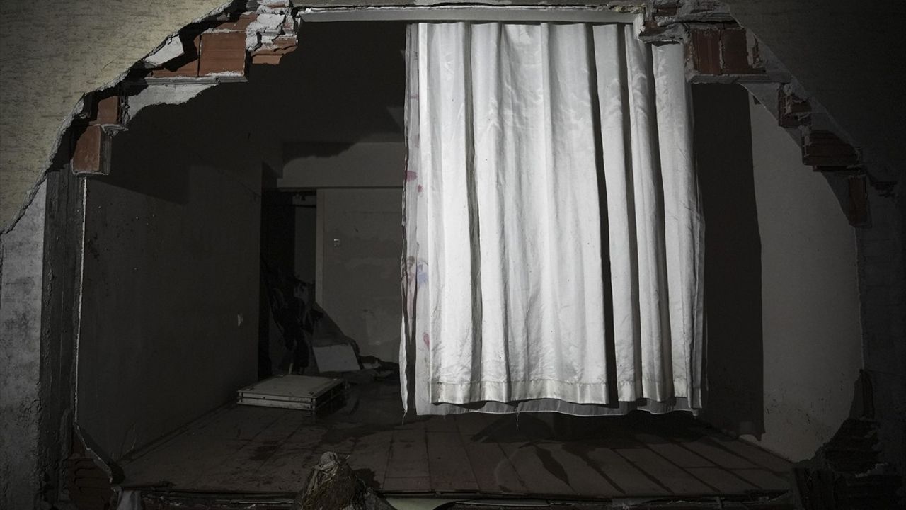 Ankara'da Sağanak Yağış Sonrası Bina Yıkıldı, 1 Yaralı
