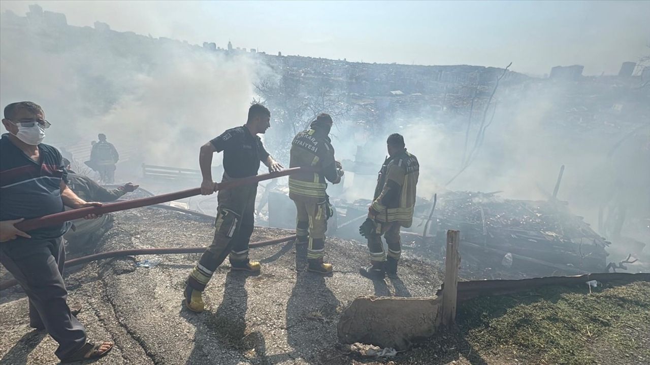 Ankara'da Yangın Sonucu 8 Gecekondu Kullanılamaz Hale Geldi