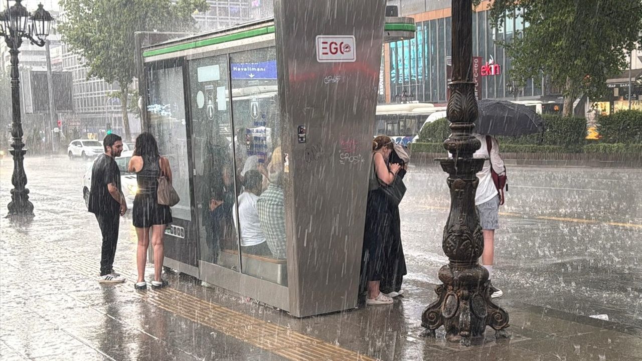 Ankara'yı Vuran Sağanak ve Fırtına Hayatı Olumsuz Etkiledi