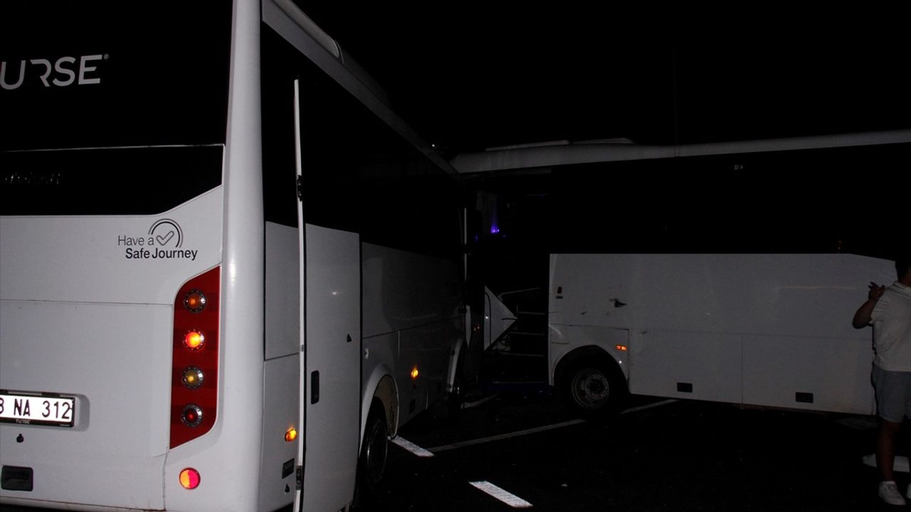 Antalya'da 3 Midibüsün Karıştığı Kaza: 6 Yaralı