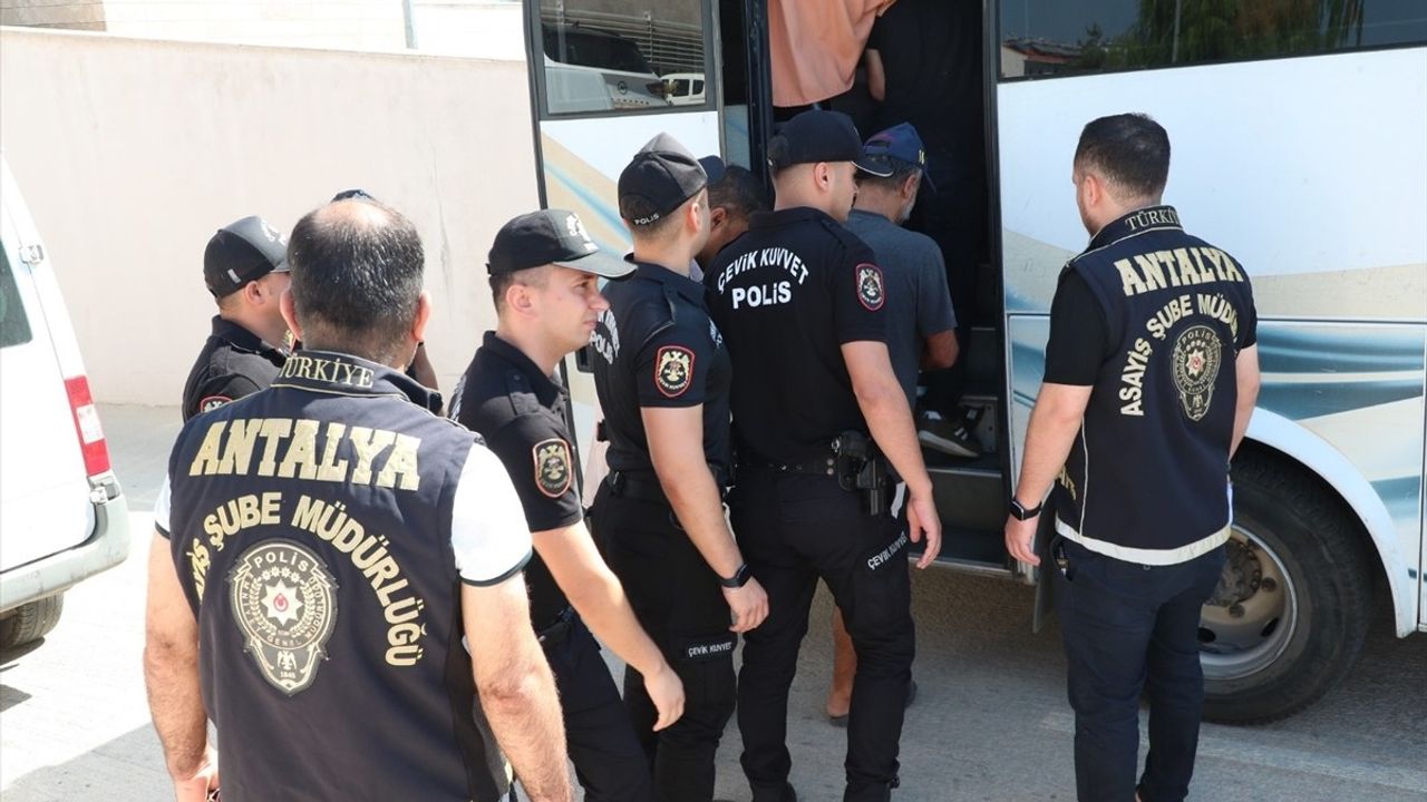 Antalya'da 30 Kişi Hapis Cezasıyla Yakalandı