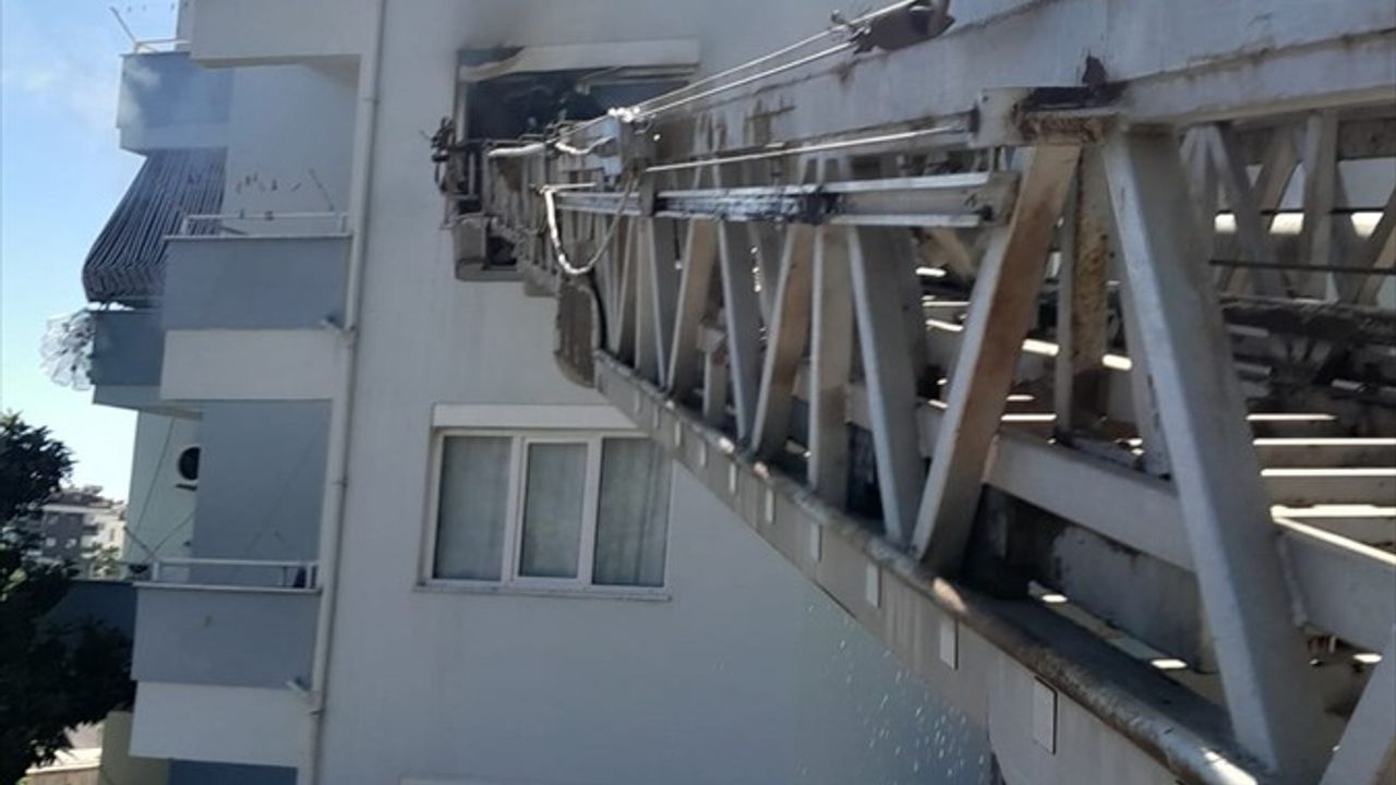 Antalya'da Apartman Dairesinde Yangın