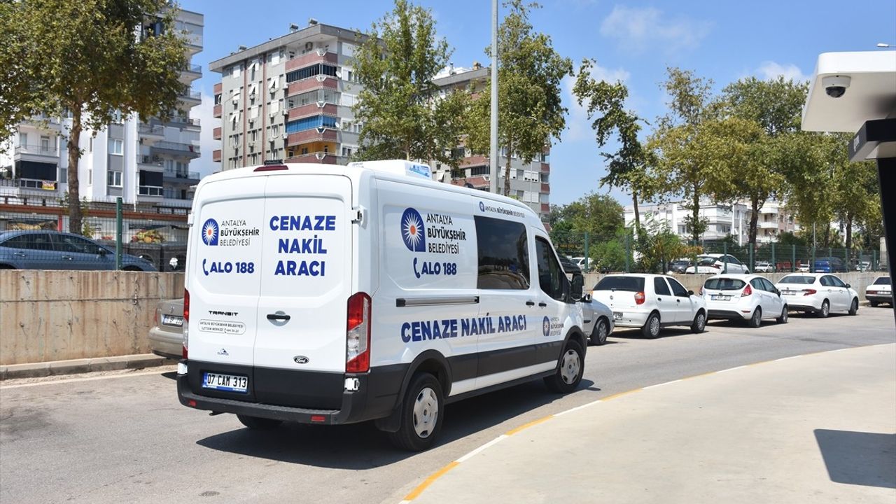 Antalya'da Otomobil Kazası: Baba ve Oğul Hayatını Kaybetti