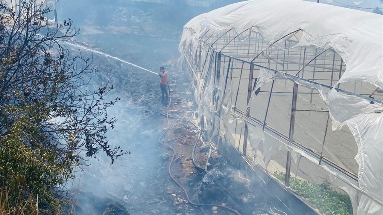 Antalya'da Çalılık Alandaki Yangın Kontrol Altına Alındı