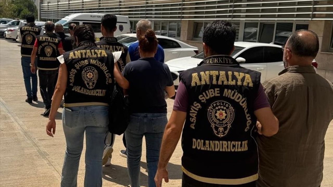 Antalya'da Dolandırıcılık Operasyonu: 5 Şüpheli Yakalandı
