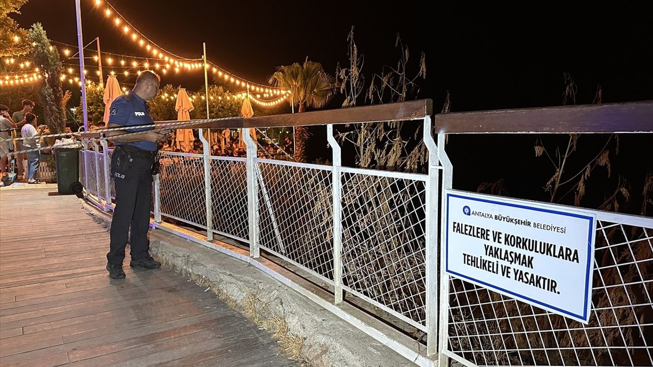 Antalya'da Falezlerden Düşen Çocuk Hastaneye Kaldırıldı