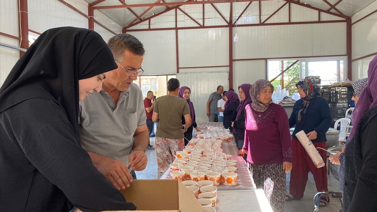 Antalya'da İmece Geleneğiyle Aşure Dağıtımı