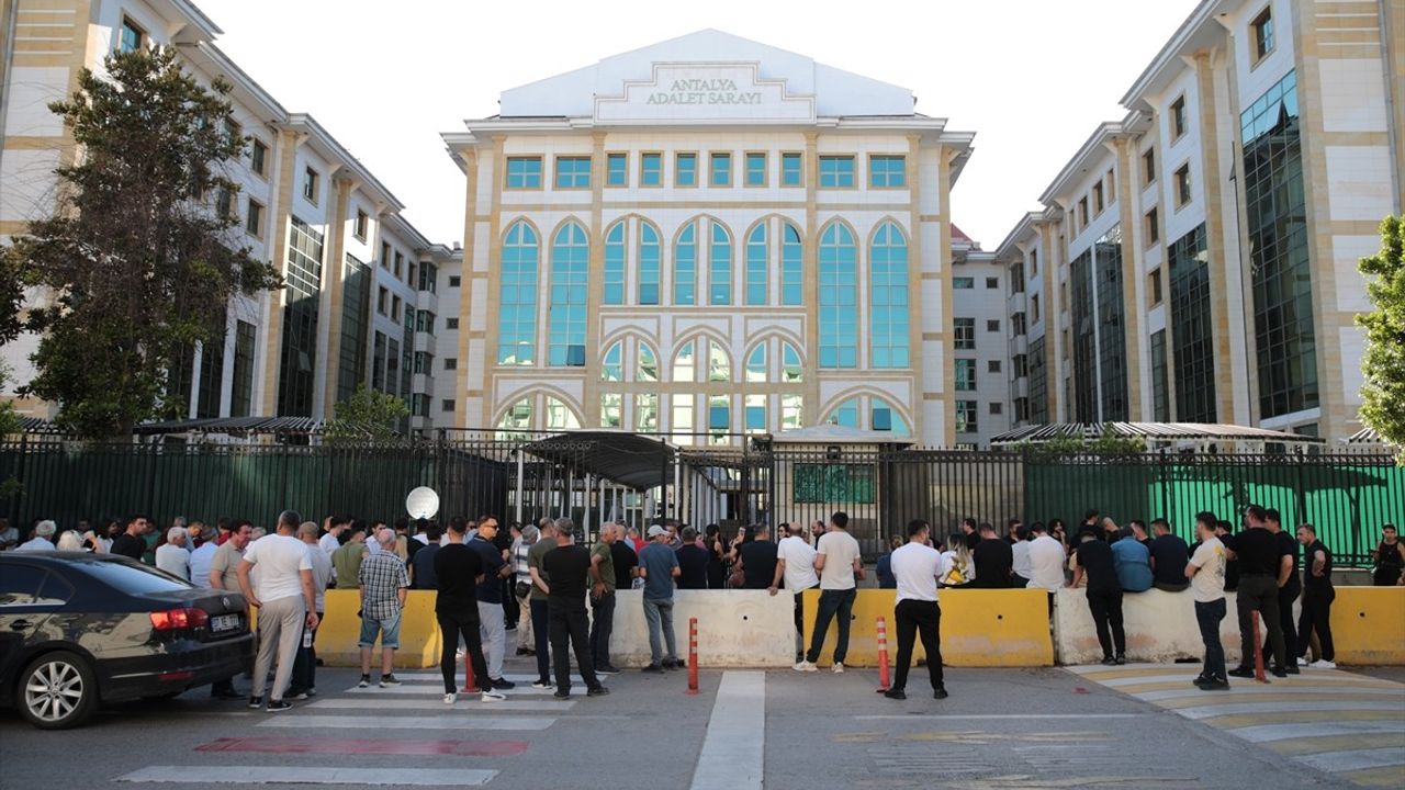 Antalya'da Rüşvet Soruşturması: Başkan Böcek Adliyeye Sevk Edildi