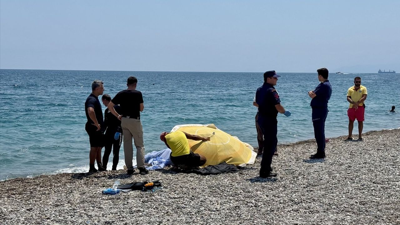 Antalya'da Sahilde Bulunan Erkek Cesedi