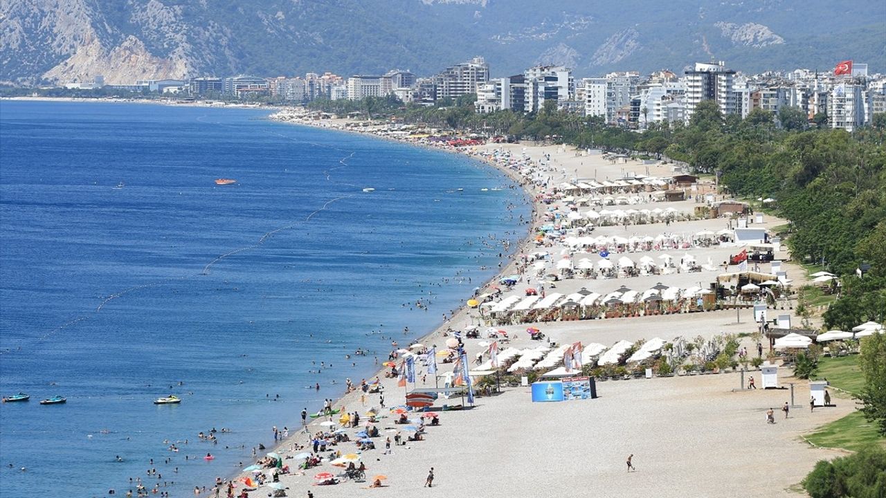 Antalya'da Sıcak Hava Etkisiyle Sahillerde Yoğunluk