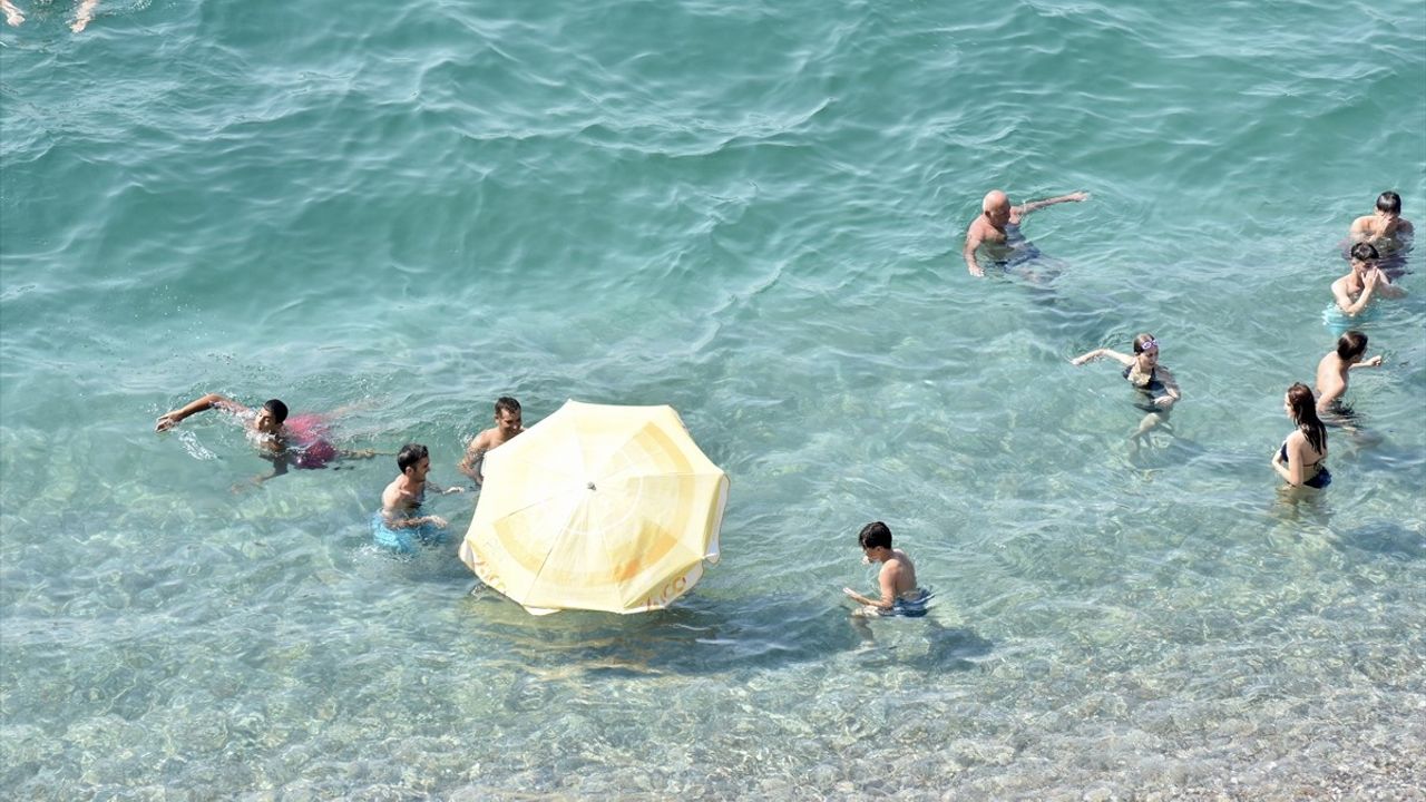 Antalya'da Sıcak Hava Sebebiyle Plajlar Dolup Taştı