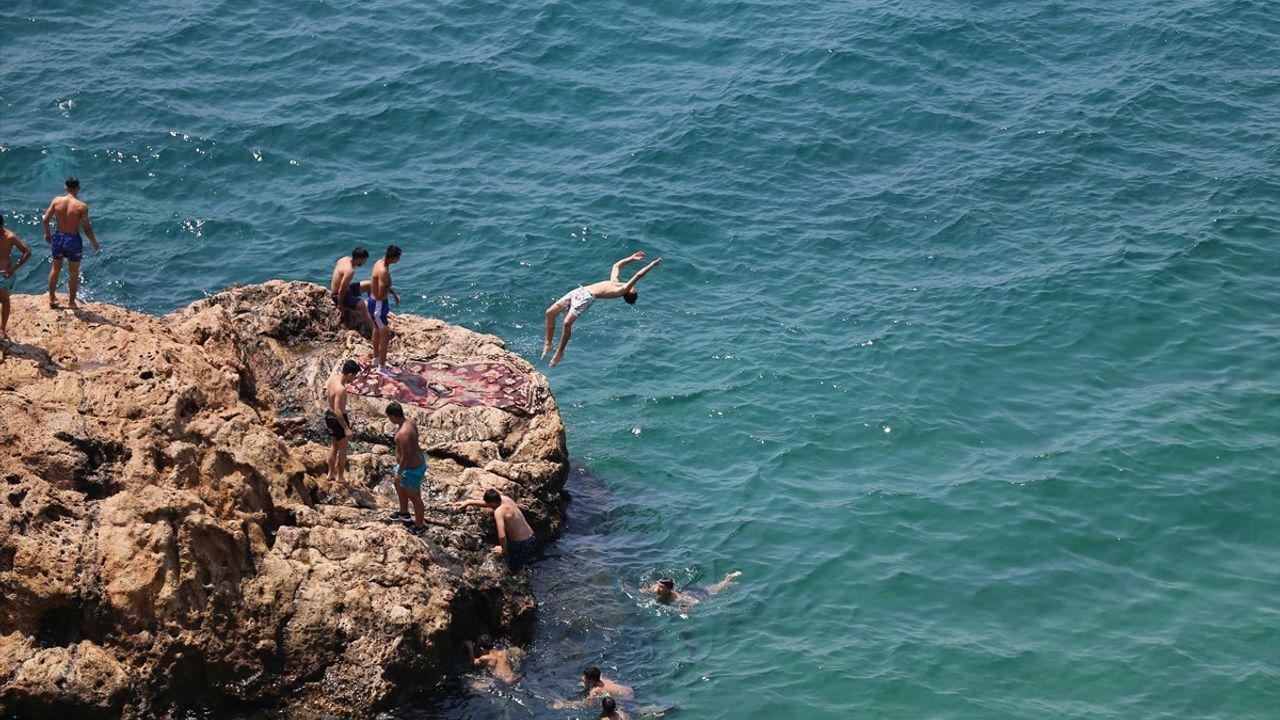 Antalya'da Sıcak Hava ve Yüksek Nem Denizi Doldurdu